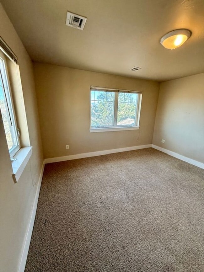 Building Photo - 2 Bedroom 1 Bathroom Apartment  NEW PRICE UPDATE