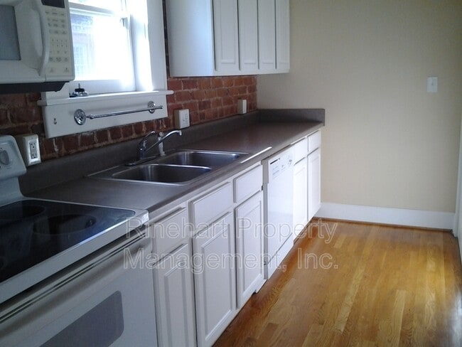 Building Photo - 212 E Main St