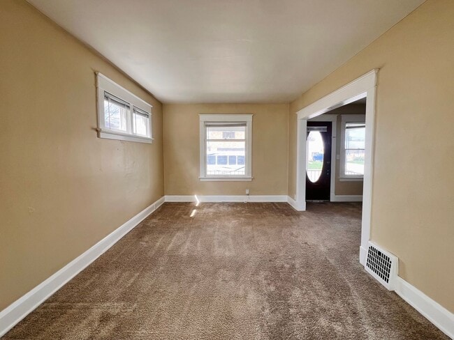 Building Photo - 3 Bedroom House