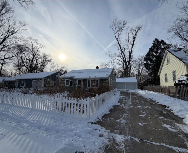 large driveway with plenty of parking. - 1101 S Cottage Grove Ave