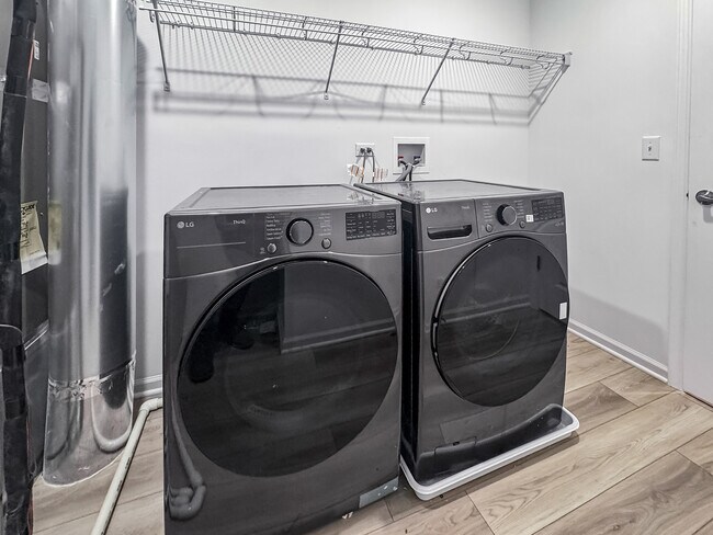 Building Photo - 1135 White Oak Cir