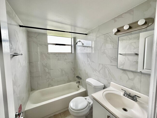 Building Photo - 2 bedroom 1 bathroom Apartment For Rent Now