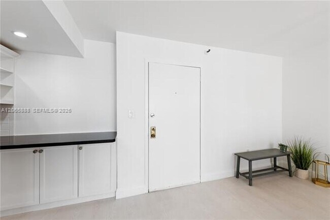Building Photo - 1621 Collins Ave