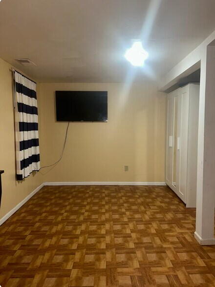 Building Photo - 1633 City View Dr