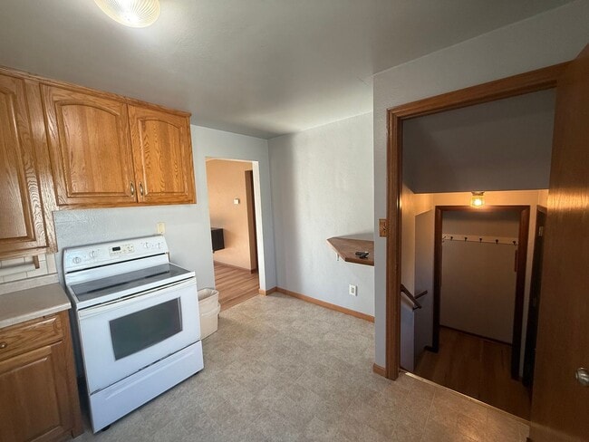 Building Photo - COZY 3 BEDROOM W/ SPACIOUS BACKYARD