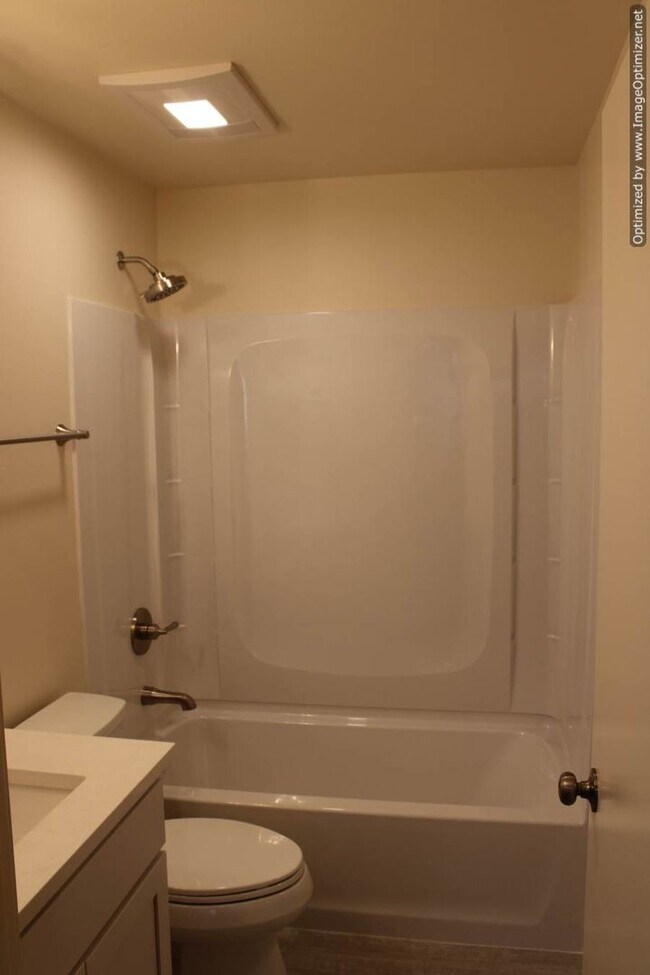 Building Photo - Bright Updated -2 bedroom 2 bath Duplex