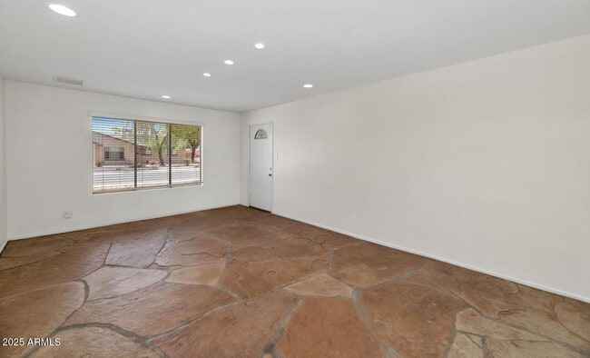 Building Photo - 439 E Malibu Dr
