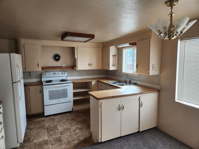 Building Photo - 133 SE Main St