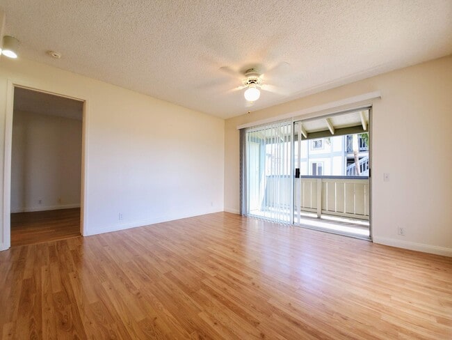 Building Photo - For Rent | 1 bedroom, 1 bath upstairs corner unit located in Sun Rise with 1 assigned parking stall