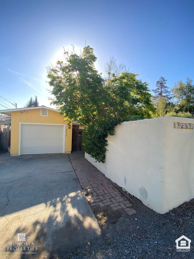 Building Photo - Bright & Cheery 2 Bedroom Home