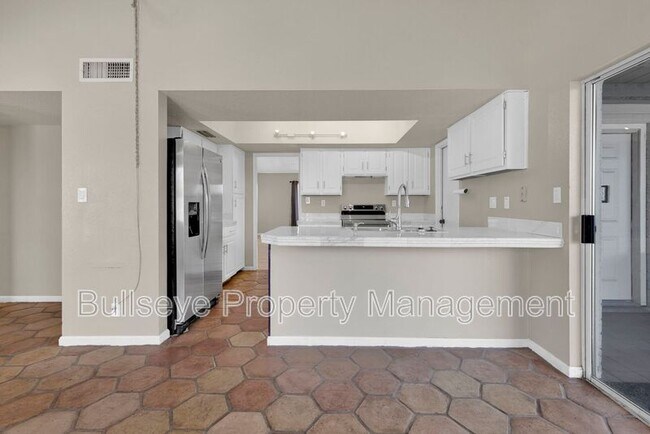 Building Photo - 847 W Juanita Ave