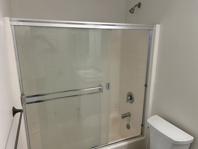 Building Photo - Spacious 2 Bed, 1.5 Bath, 900 Square Foot Apartment with Air Conditioning.