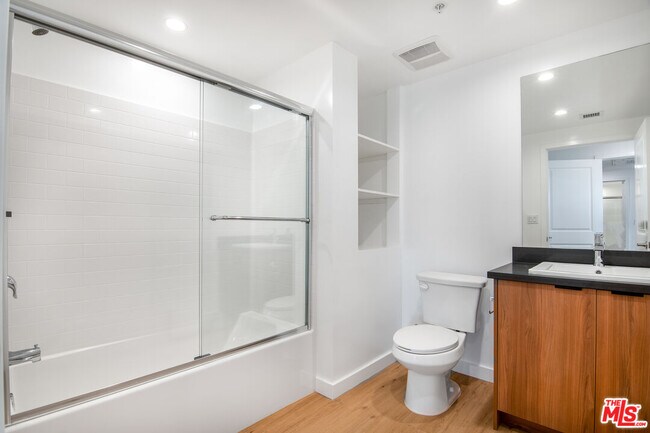 Building Photo - 14333 Sylvan St