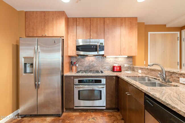 Building Photo - 7137 E Rancho Vista Dr