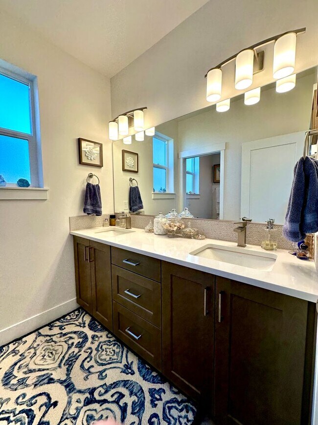 Building Photo - Gorgeous single-Level Pahlisch Home with a Fully Fenced Yard!