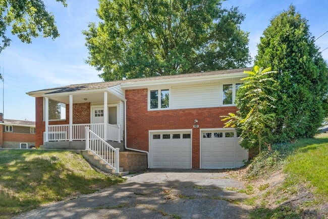 Building Photo - Beautifully Renovated 4 Bed/ 2 Bath with 2...