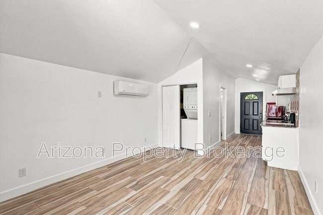 Building Photo - 1128 E Almeria Rd