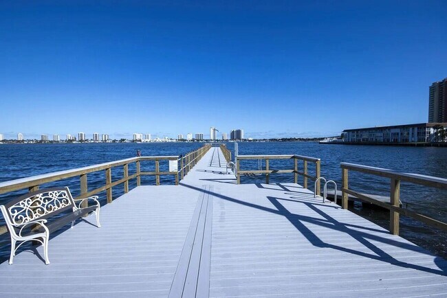 Building Photo - 3040 Lake Shore Dr