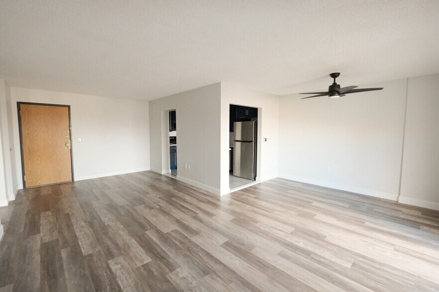 Building Photo - 10 N Wood Ave