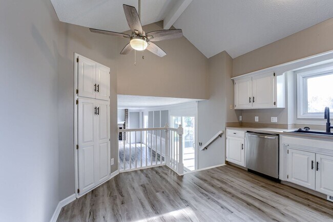 Building Photo - Fresh Updates & Prime Location Near Zorinsky!!