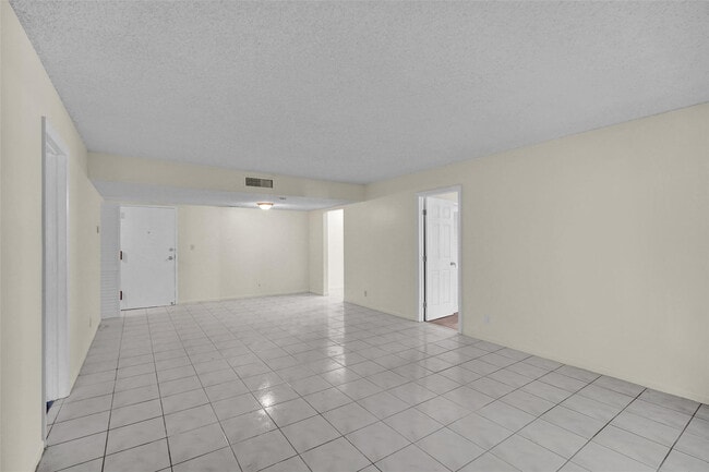 Building Photo - 4218 Inverrary Blvd