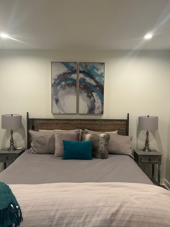Building Photo - Gorgeous Fully Furnished 2BR/1BA Condo Ava...