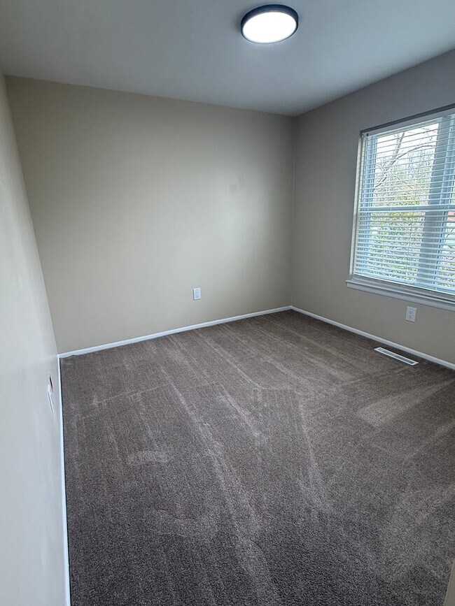 Building Photo - Beautiful Updated 4 bedroom townhouse available!