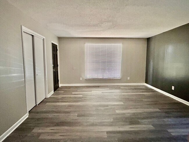 Building Photo - Cute 2-bedroom 1.5 bath duplex in Mid-Town
