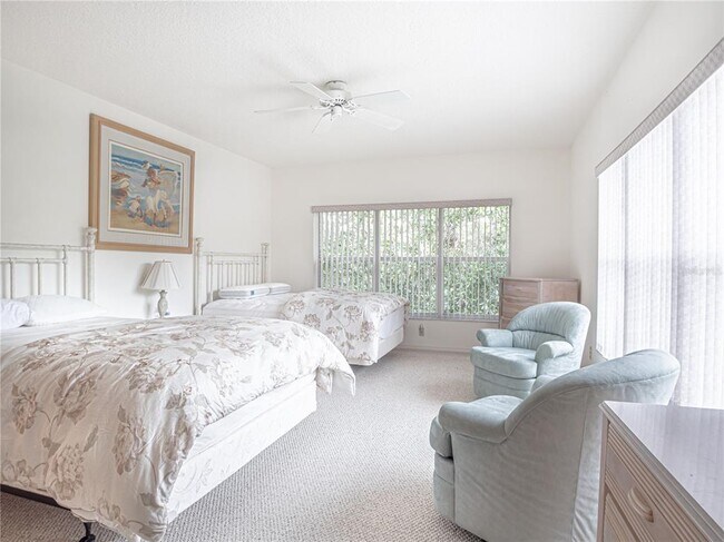 Building Photo - 920 E Lake Dr