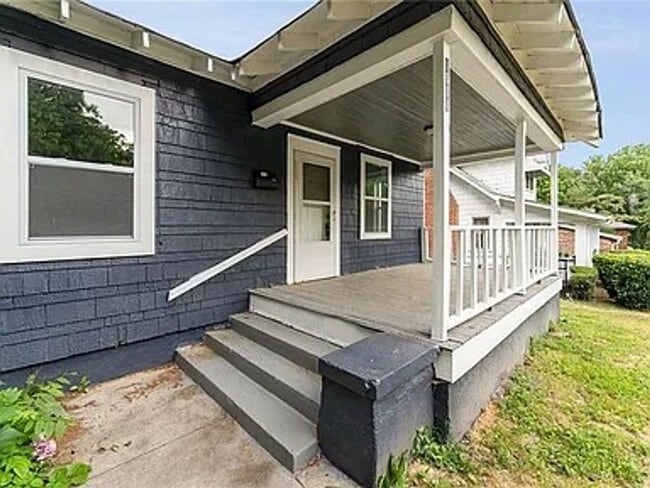 Building Photo - Charming Fully Renovated Cottage Minutes f...