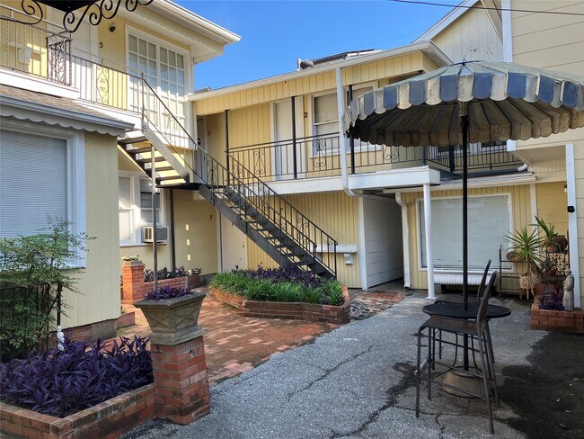 Building Photo - 307 Stratford St