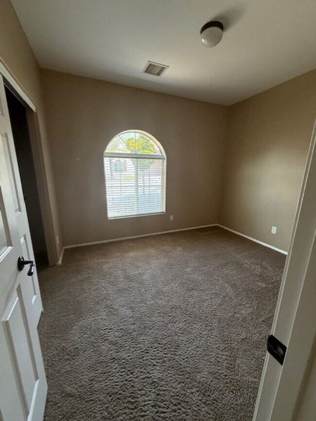 Building Photo - 2 Bedroom 2 Bath in Mountain Gate Contact ...