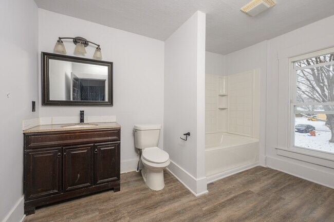 Building Photo - 1303 Rowland Ave NE