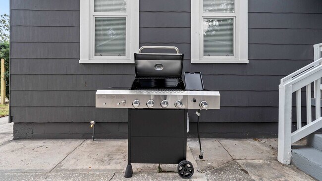 Building Photo - 1007 E Comanche Ave