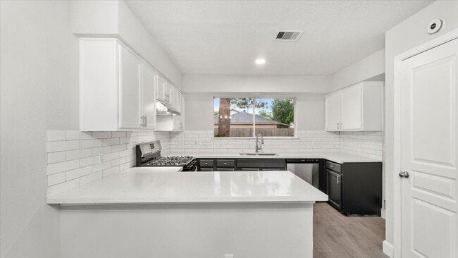 Building Photo - 10622 Highland Woods Dr