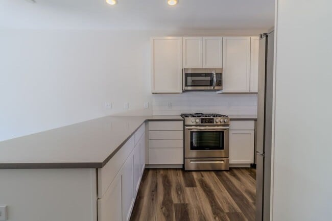 Building Photo - Premier Place and Premier Living!