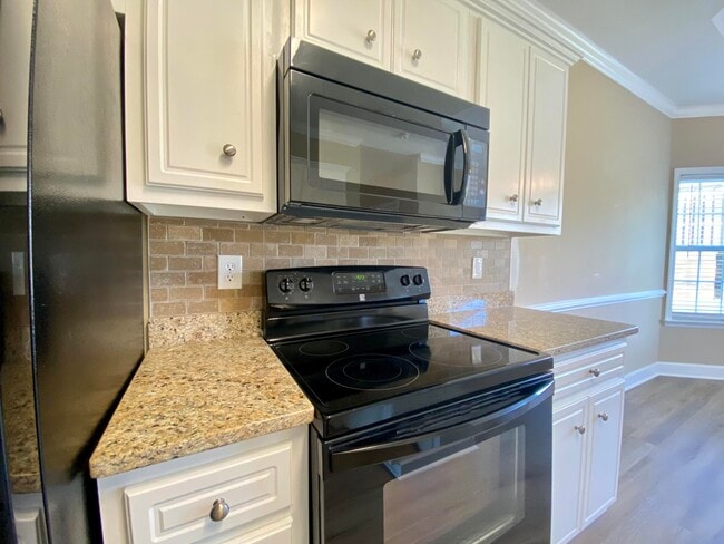 Building Photo - 4858 Somerset Dr
