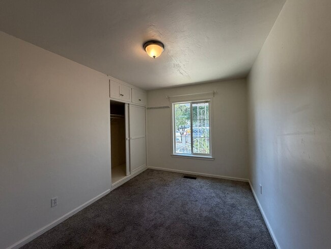 Building Photo - ***$400 Off the first 3 months*** Charming 3-Bedroom Home with a spacious yard and modern ameniti...