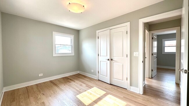 Building Photo - 4833 N Ozark Ave