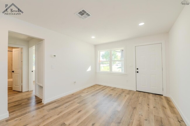 Building Photo - 103 Margaret St