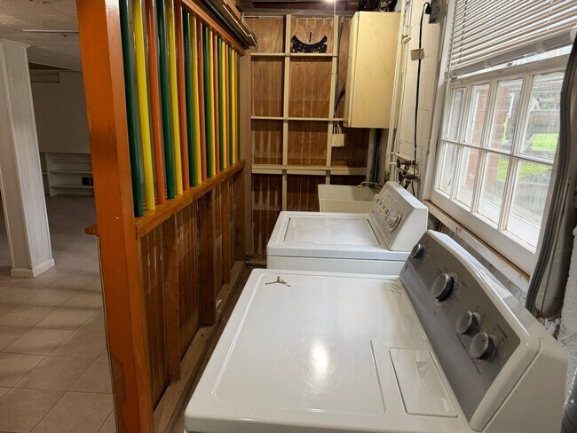 Building Photo - 9220 Quintana Dr