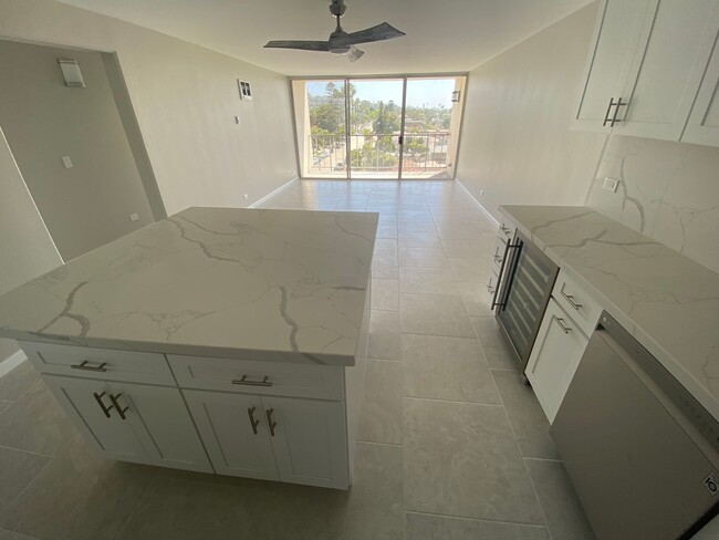 Building Photo - Pacific Beach - 3 blocks to Beach!  2bd/2ba Spacious 6th floor condo remodeled in 2022! Spectacul...