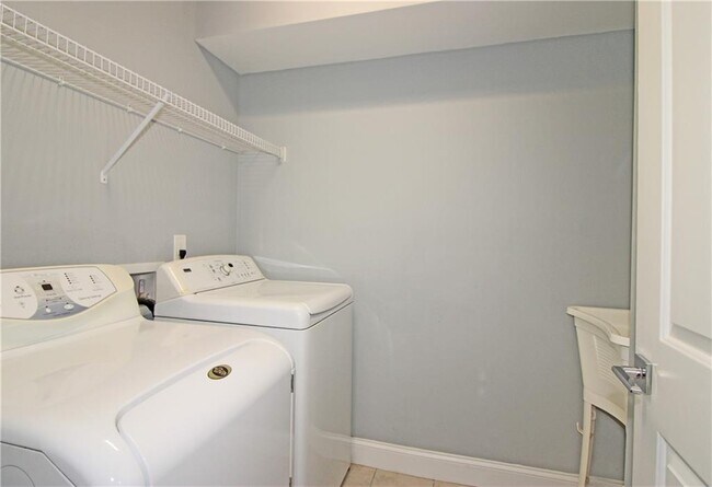 Building Photo - 1131 Milmar Dr NW