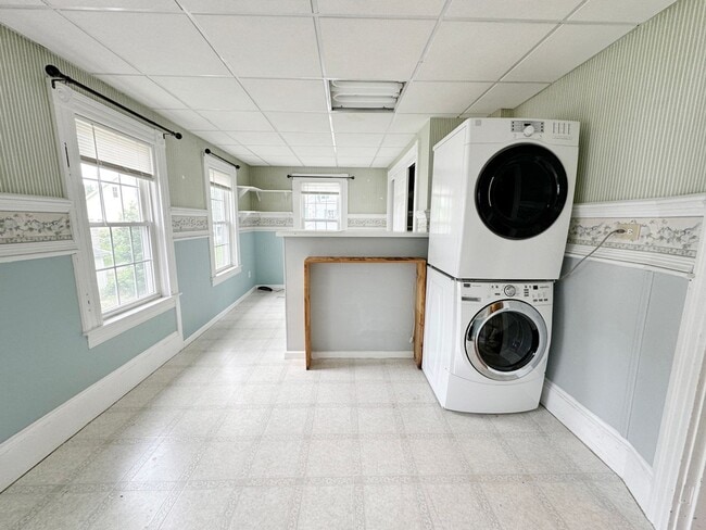 Building Photo - Beautiful 3 BR 1.5 BA Leominster SFH