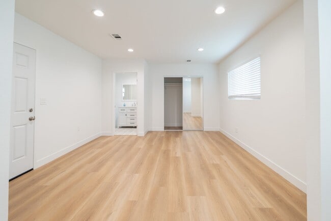 Building Photo - Charming 3 Bedrooms 2 Bathrooms Home $4,00...