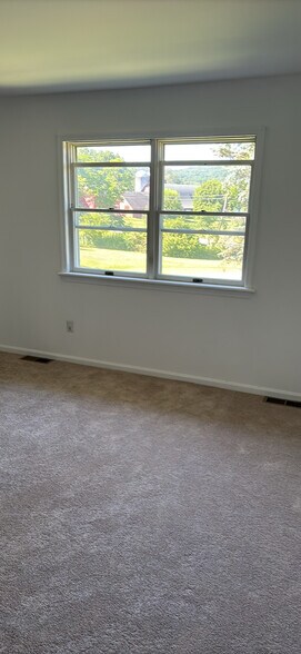 Building Photo - 23 N Clove Rd