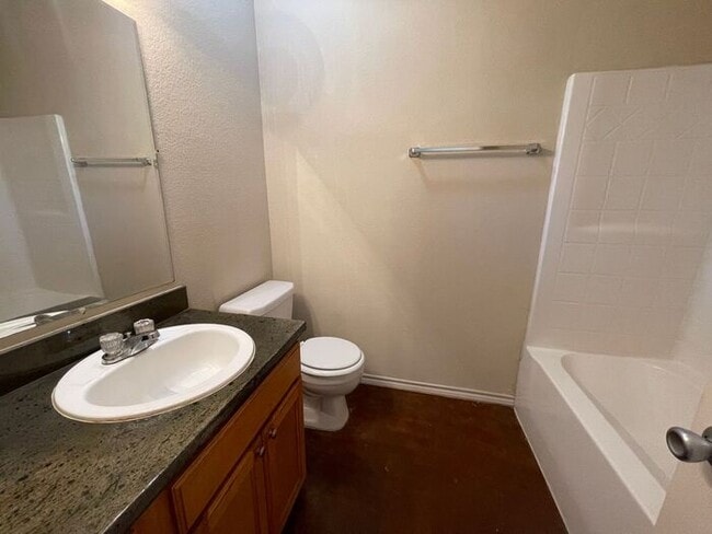 Building Photo - (( SUMMER SPECIAL!!)) Lovely 3/2 Duplex Ho...