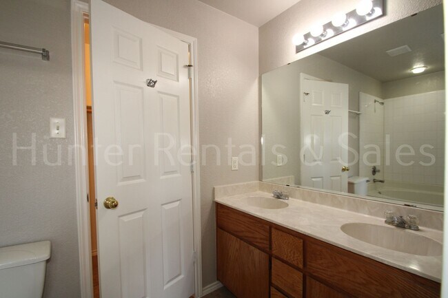 Building Photo - Modern Comforts & Great Location – Elms Ru...