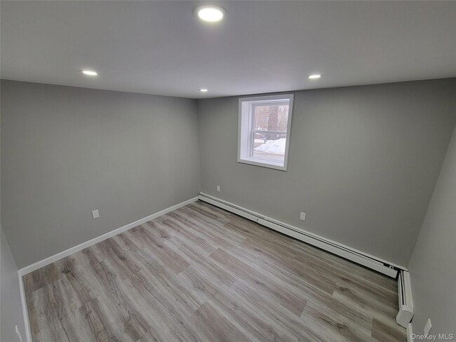 Building Photo - 96 Hallock Landing Rd