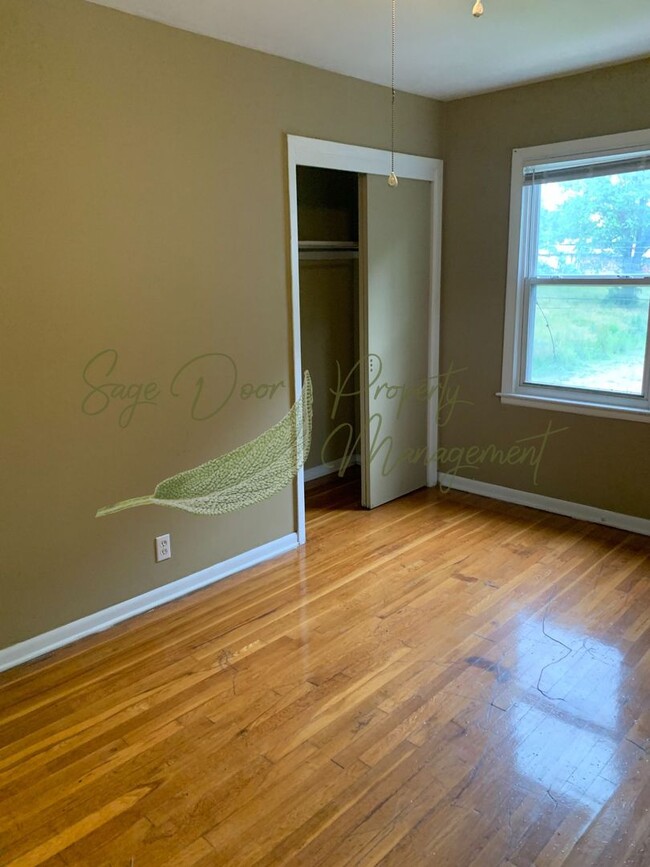 Building Photo - BEAUTIFUL HARDWOOD FLOORS!!!